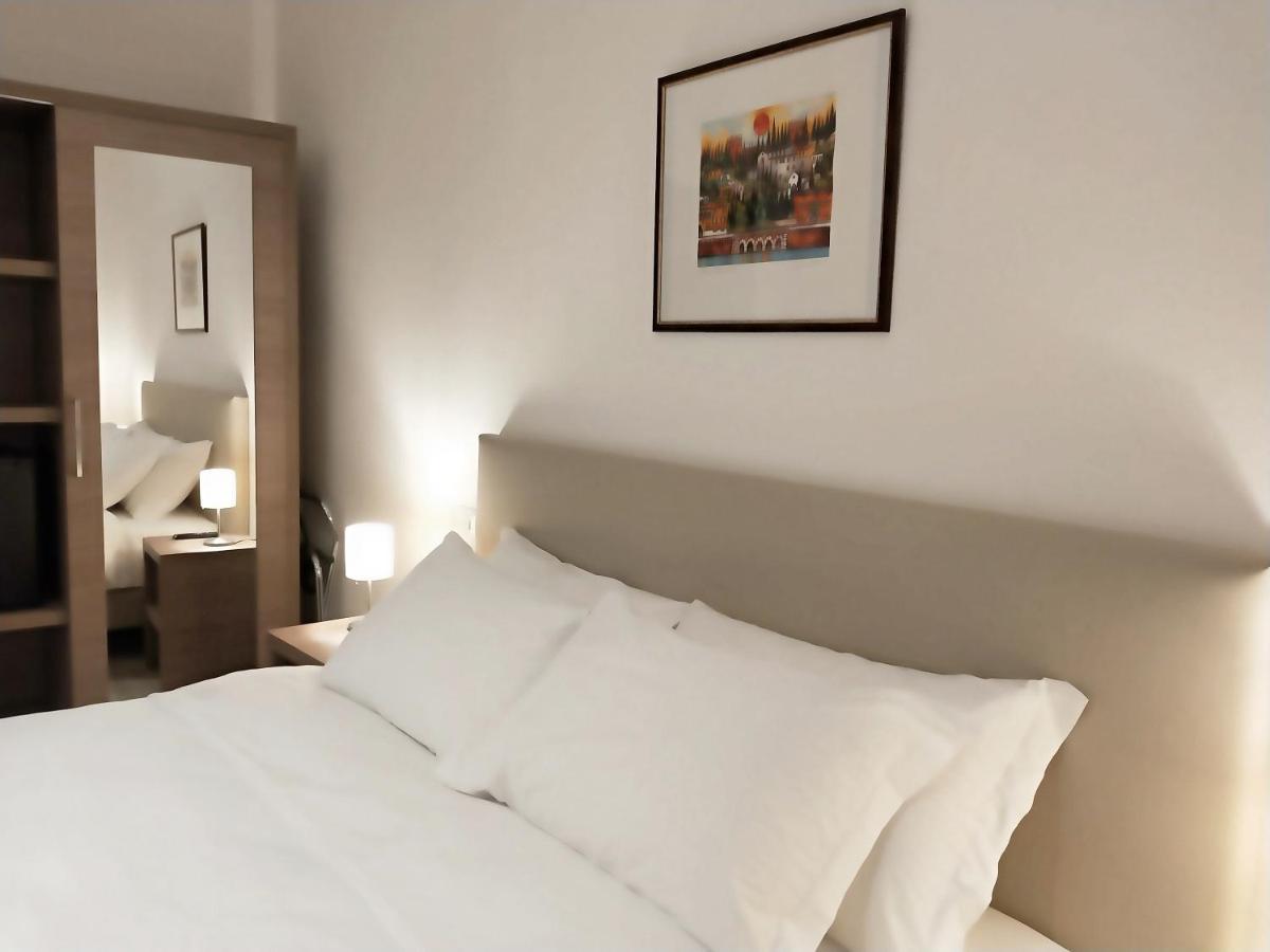 Via Poma Apartments&Rooms เวโรนา ภายนอก รูปภาพ
