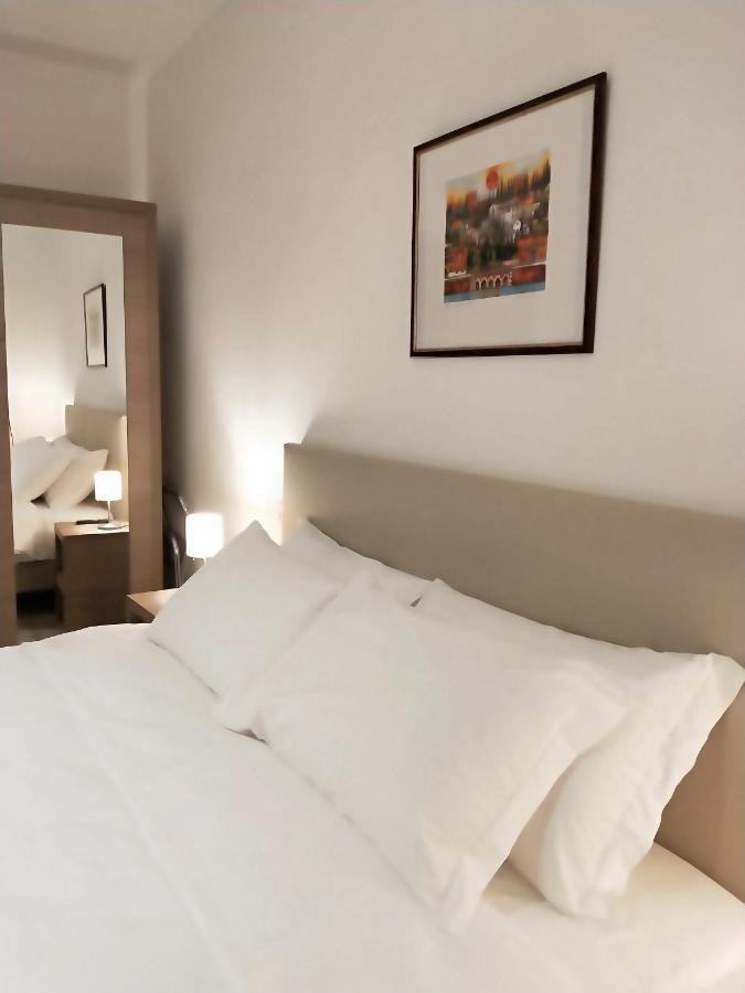 Via Poma Apartments&Rooms เวโรนา ภายนอก รูปภาพ
