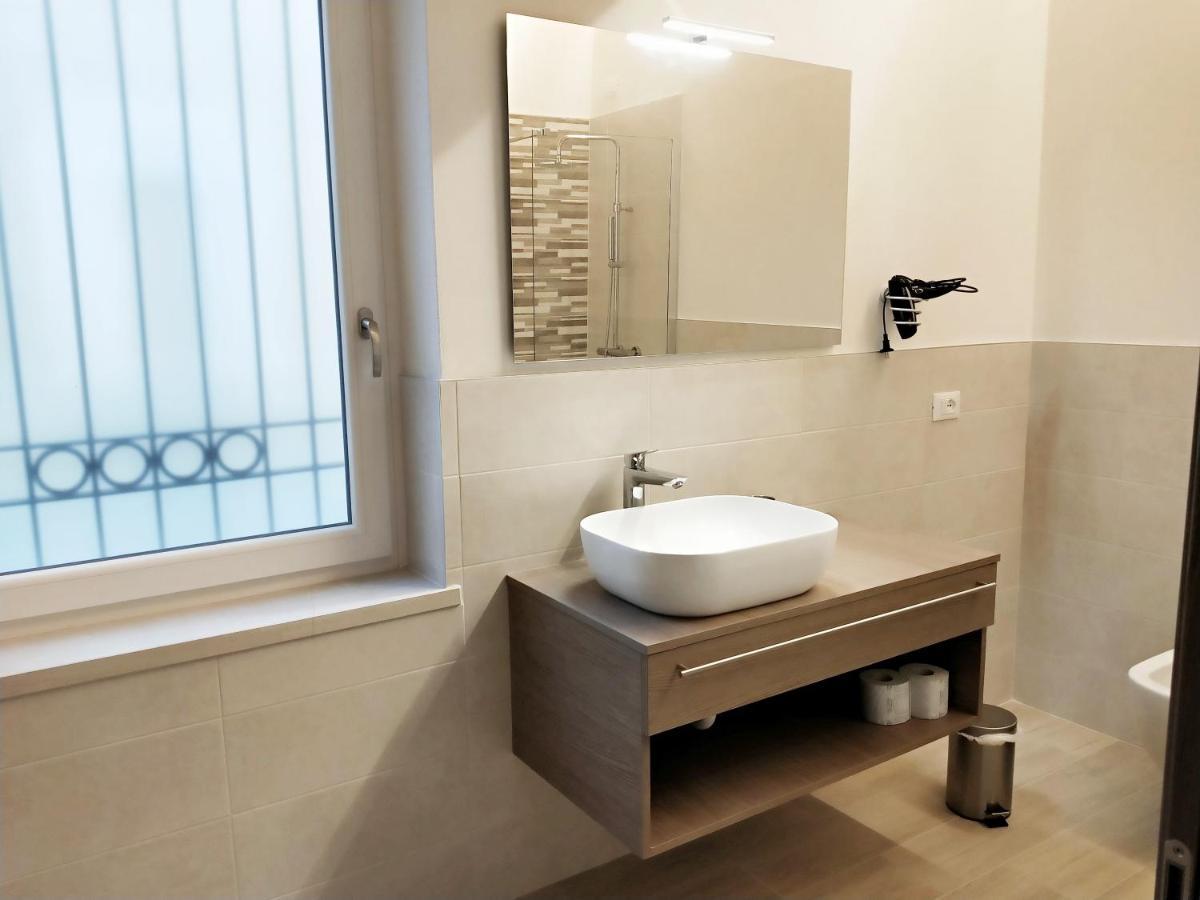 Via Poma Apartments&Rooms เวโรนา ภายนอก รูปภาพ